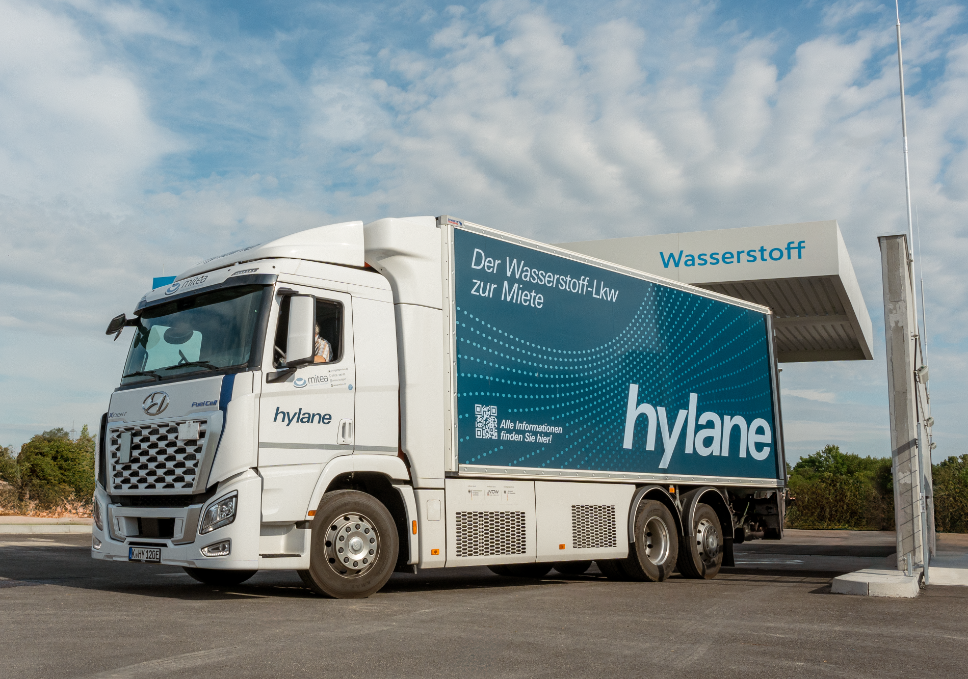 Wasserstoff-Lkw steht am Beladungsterminal